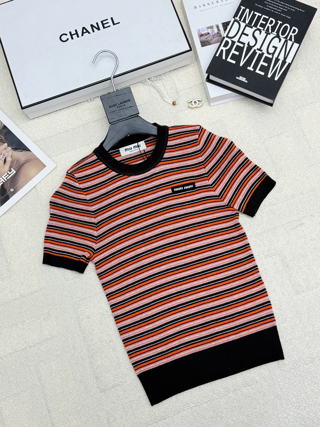 NO:716543,MIUMI* 26 early spring series new model striped knitted short-sleeved model logo pattern decoration upper body high-end atmosphere 1 color code //,,miumiu,T-shirt,19860909MIUMI* 26早春系列款 新款 条纹针织短袖款 logo图案修饰点缀 上身高级氛围感 1色碼 //,,miumiu,T-shirt,,Women's clothing