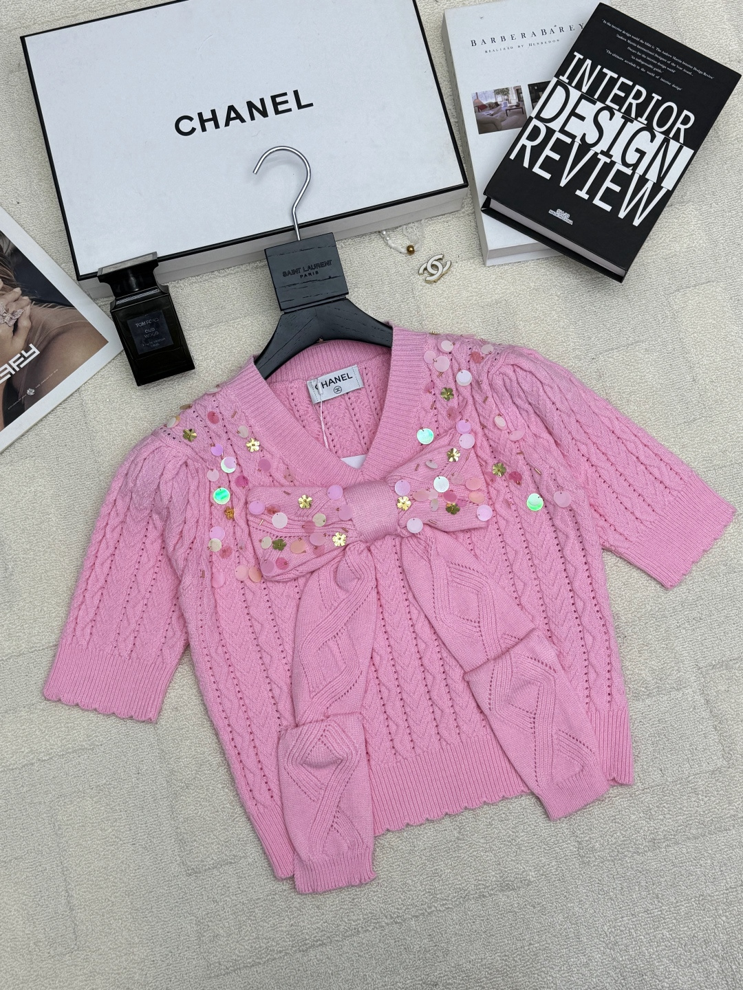 NO:717171,CHANEL 26 early spring new model, bow sequined short-sleeved model, logo pattern decoration, upper body with high-end atmosphere, code number sml,,chanel,T-shirt,19860909CHANEL 26早春新款 蝴蝶结珠片短袖款 logo图案修饰点缀 上身高级氛围感 码数sml,,chanel,T-shirt,,Women's clothing