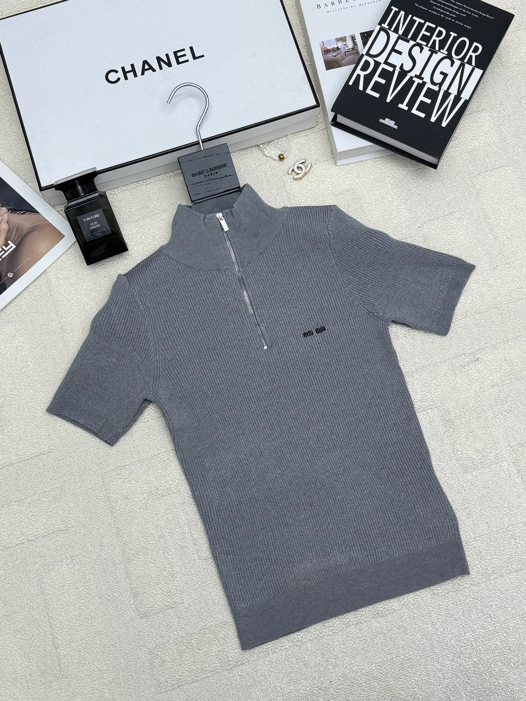 NO:717175,MIUMI* 26 early spring new model, stand-up collar, zipper, short-sleeved style, logo pattern decoration, upper body with high-end atmosphere, size sml,,miumiu,T-shirt,19860909MIUMI* 26早春新款 立领拉链短袖款 logo图案修饰点缀 上身高级氛围感 码数sml,,miumiu,T-shirt,,Women's clothing