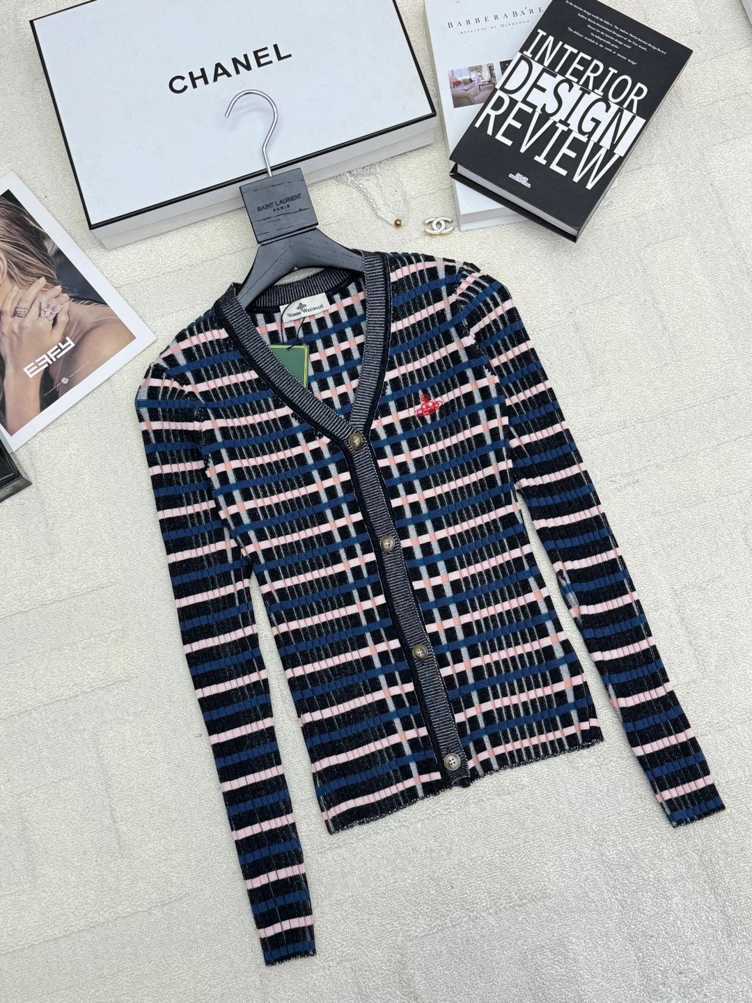 NO:716552,VivienneWestwood Queen Mother West 26 early spring new style plaid v-neck cardigan style logo pattern decoration embellishment series models shipped upper body high-end atmosphere 2 color code // P,,19860909VivienneWestwood 西太后 26早春新款 格纹v领开衫款 logo图案修饰点缀 系列款出货 上身高级氛围感 2色碼 // P,,,Women's clothing