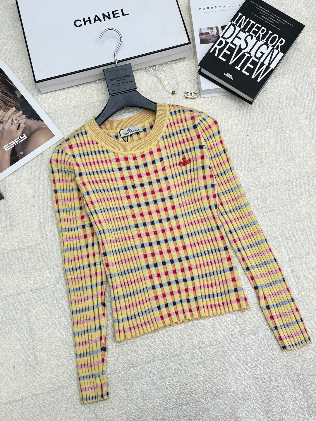 NO:716550,VivienneWestwood 26 early spring new model, plaid round neck, long sleeves, logo pattern decoration and embellishment, series models shipped, upper body with high-end atmosphere, 2 color codes // P,,19860909VivienneWestwood 西太后 26早春新款 格纹圆领长袖款 logo图案修饰点缀 系列款出货 上身高级氛围感 2色碼 // P,,,Women's clothing