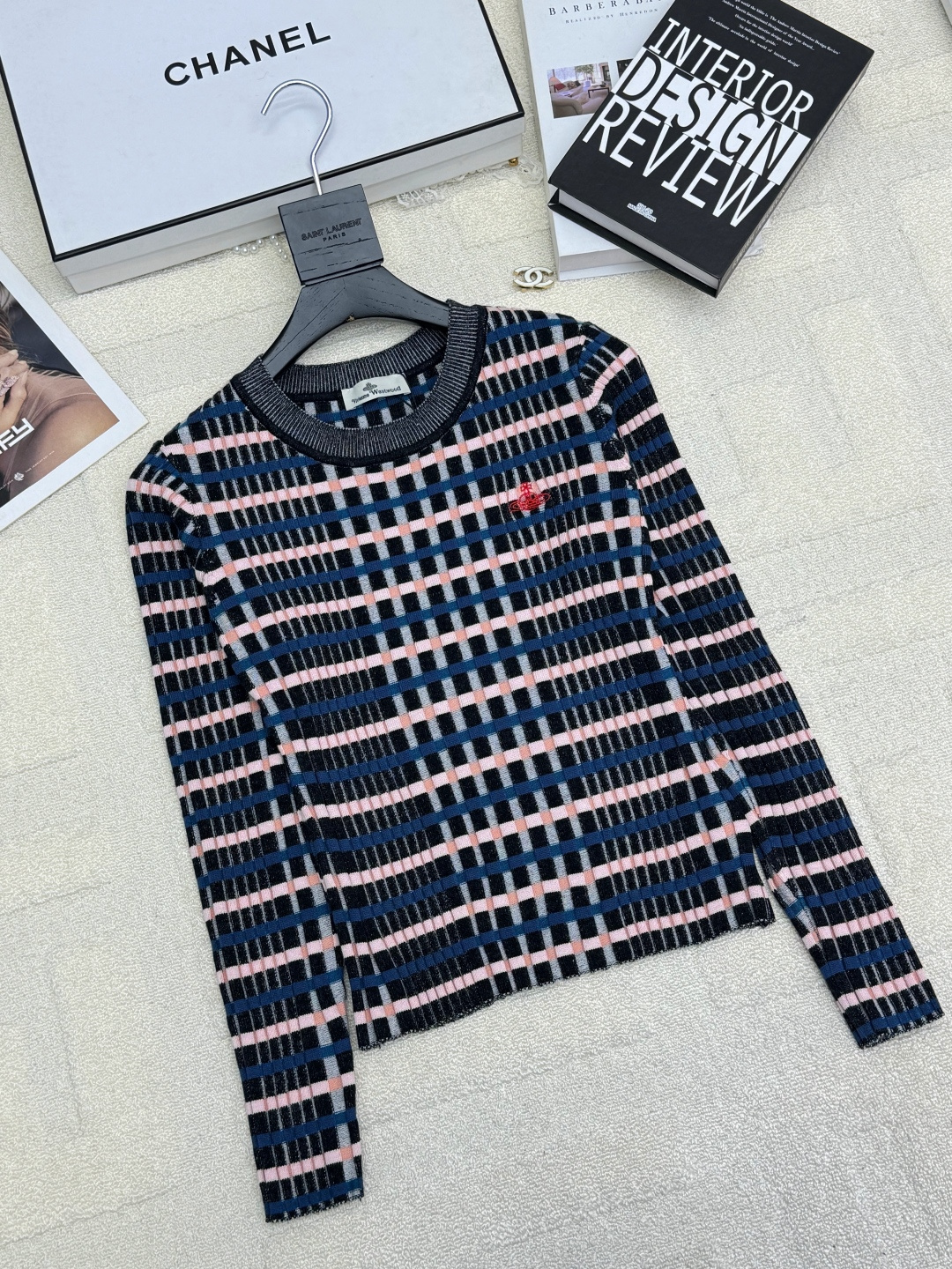 NO:716548,VivienneWestwood 26 early spring new model, plaid round neck, long sleeves, logo pattern decoration and embellishment, series models shipped, upper body with high-end atmosphere, 2 color codes //,,19860909VivienneWestwood 西太后 26早春新款 格纹圆领长袖款 logo图案修饰点缀 系列款出货 上身高级氛围感 2色碼 //,,,Women's clothing