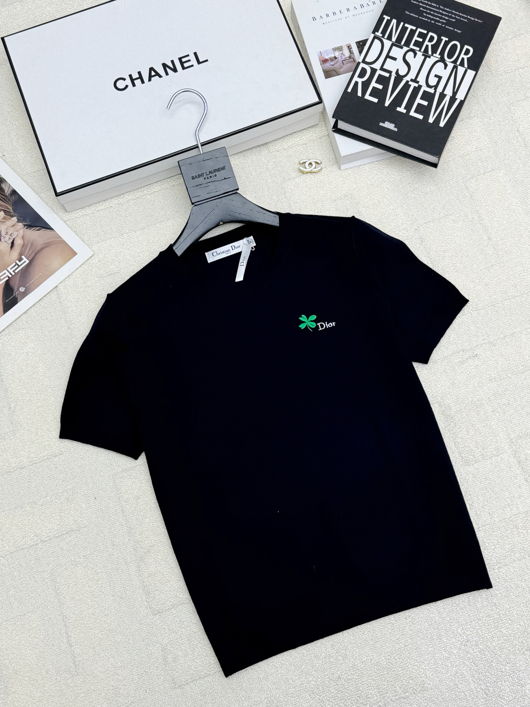 NO:717183,Dior 26 early spring new model, four-leaf clover embroidered short-sleeved style, logo pattern decoration, upper body with high-end atmosphere, two-color SML P,, dior, T-shirt,19860909Dior 26早春新款 四叶草刺绣短袖款 logo图案修饰点缀 上身高级氛围感 两色SML P,,dior,T-shirt,,Women's clothing