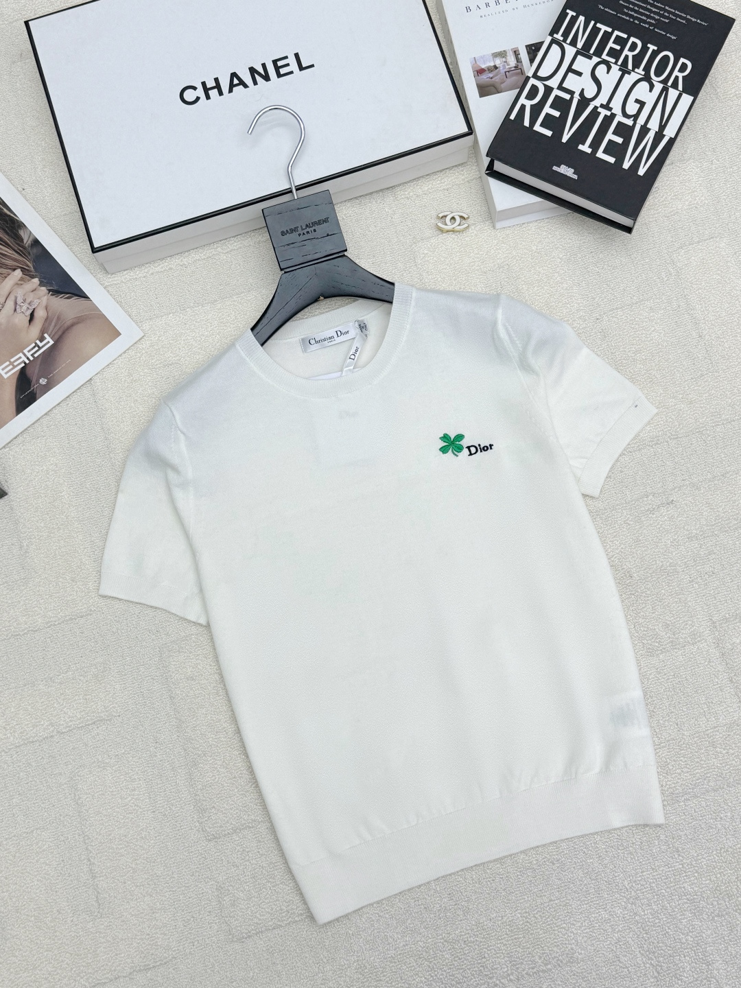 NO:717179,Dior 26 early spring new model, four-leaf clover embroidered short-sleeved style, logo pattern decoration, upper body with high-end atmosphere, two-color SML, dior, T-shirt,19860909Dior 26早春新款 四叶草刺绣短袖款 logo图案修饰点缀 上身高级氛围感 两色SML,,dior,T-shirt,,Women's clothing