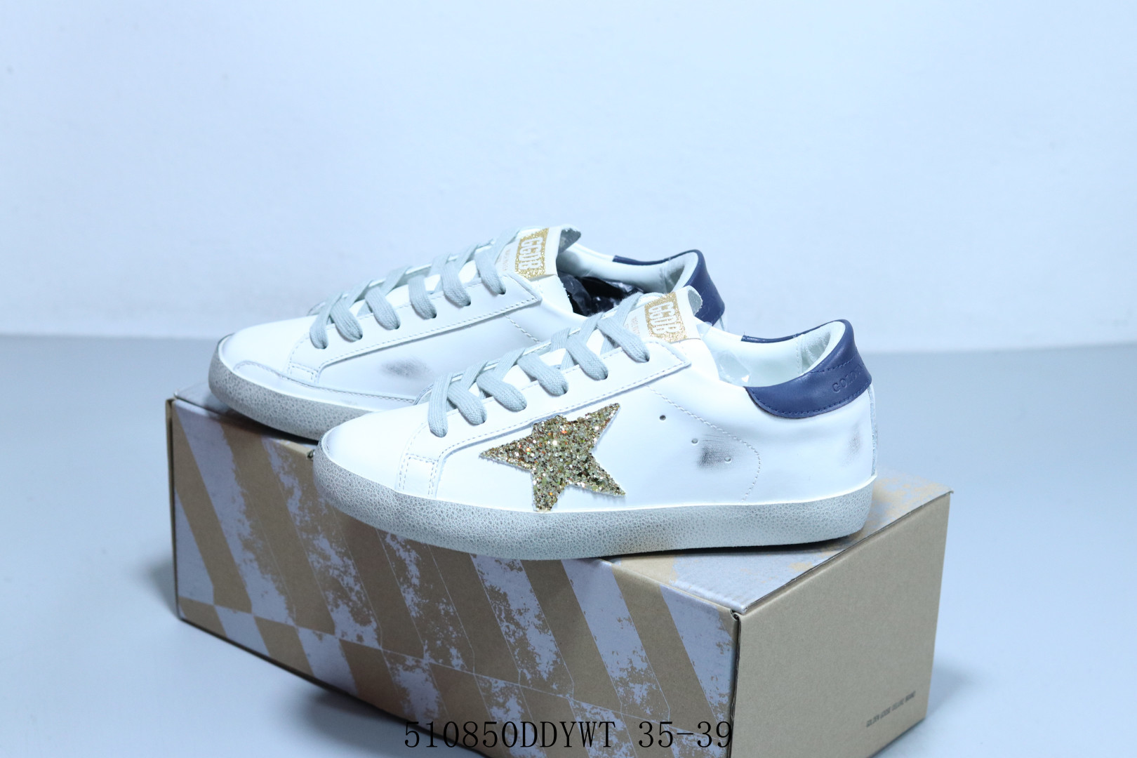 Imagen de colección GGDB zapatitos pequeños hechos a mano en Italia, este es un par de zapatitos pequeños ret…