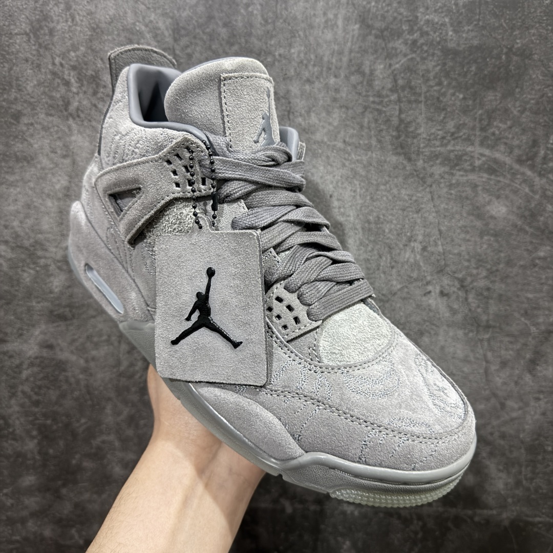 图片[3]-【原厂版本】KAWS x Air Jordan AJ4 \”Cool Grey\” 涂鸦联名酷灰 930155-003翻水经典  完美出货n顶级工艺复刻 无色差修正 夜光大底调试涂鸦、色卡与原版基本零差距 原厂麂皮定制高密度原厂电绣鞋面涂鸦 原盒原配原鞋拆解开发 原楦原纸板开发纯正四代版型 真实气垫 回弹反馈充足完美鞋楦打造 一切细节如图实拍 所见所得 原装头层皮冲裁Size：40 40.5 41 42 42.5 43 44 44.5 45 46 47.5 编码：DL480440-莆田鞋批发中心