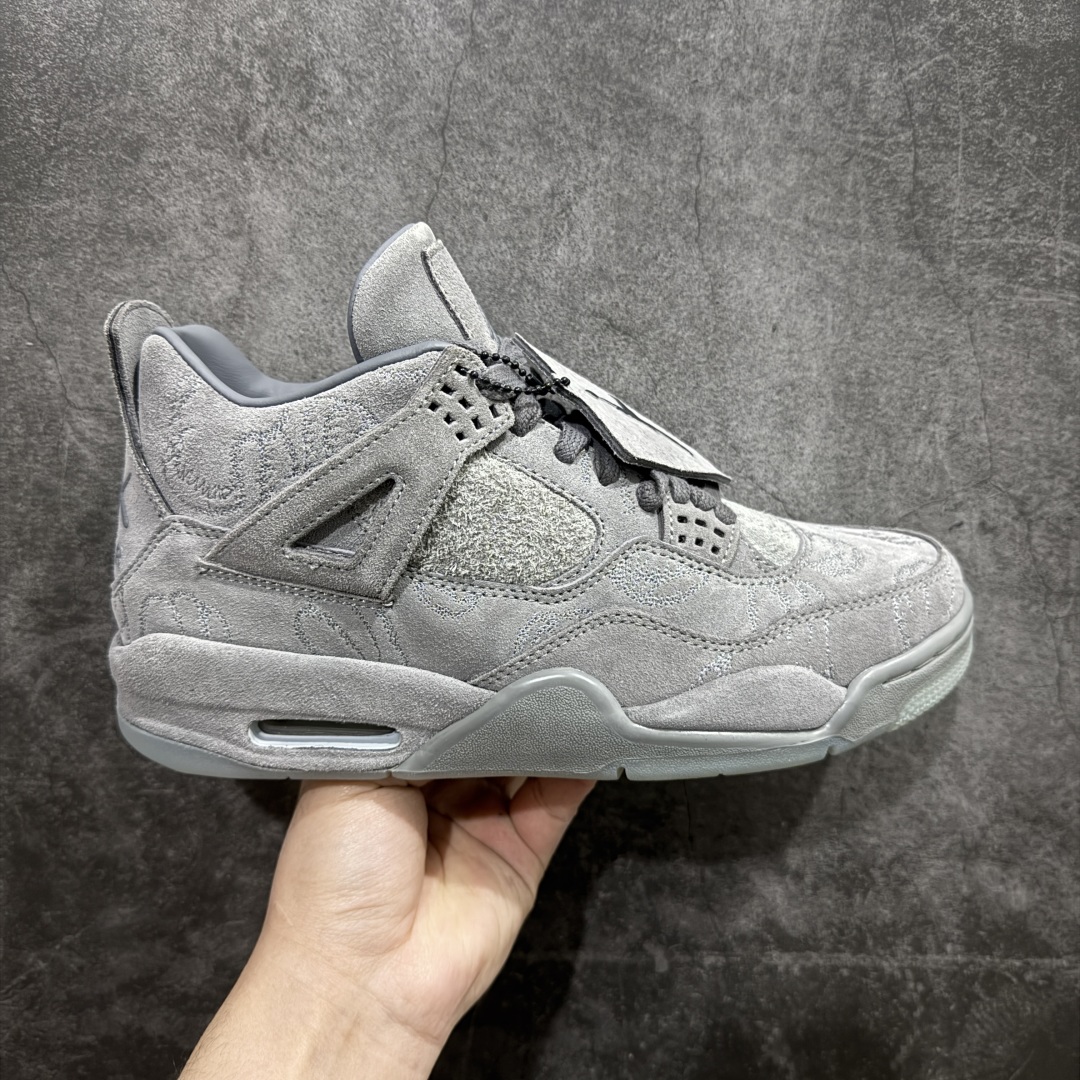 【原厂版本】KAWS x Air Jordan AJ4 \”Cool Grey\” 涂鸦联名酷灰 930155-003翻水经典  完美出货n顶级工艺复刻 无色差修正 夜光大底调试涂鸦、色卡与原版基本零差距 原厂麂皮定制高密度原厂电绣鞋面涂鸦 原盒原配原鞋拆解开发 原楦原纸板开发纯正四代版型 真实气垫 回弹反馈充足完美鞋楦打造 一切细节如图实拍 所见所得 原装头层皮冲裁Size：40 40.5 41 42 42.5 43 44 44.5 45 46 47.5 编码：DL480440-莆田鞋批发中心