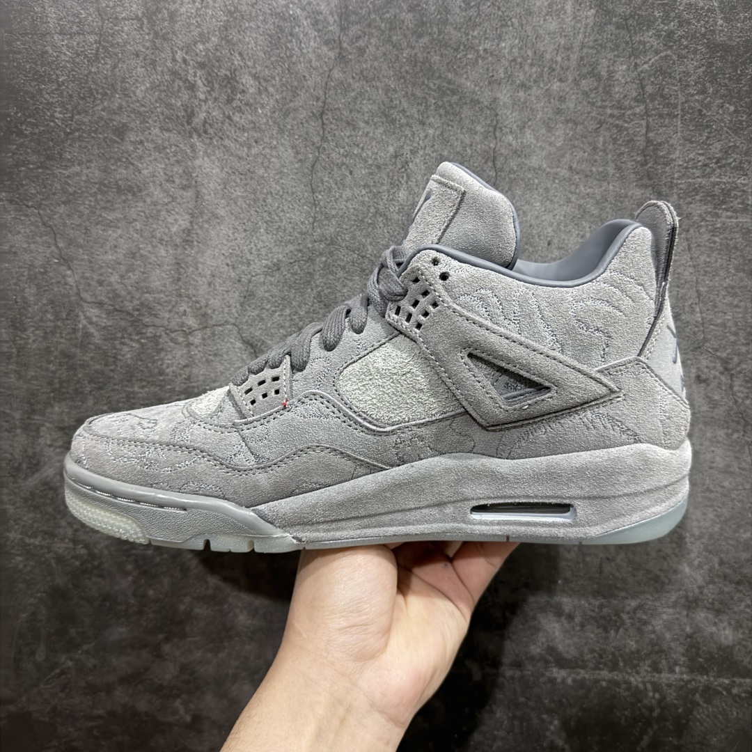 图片[2]-【原厂版本】KAWS x Air Jordan AJ4 \”Cool Grey\” 涂鸦联名酷灰 930155-003翻水经典  完美出货n顶级工艺复刻 无色差修正 夜光大底调试涂鸦、色卡与原版基本零差距 原厂麂皮定制高密度原厂电绣鞋面涂鸦 原盒原配原鞋拆解开发 原楦原纸板开发纯正四代版型 真实气垫 回弹反馈充足完美鞋楦打造 一切细节如图实拍 所见所得 原装头层皮冲裁Size：40 40.5 41 42 42.5 43 44 44.5 45 46 47.5 编码：DL480440-莆田鞋批发中心