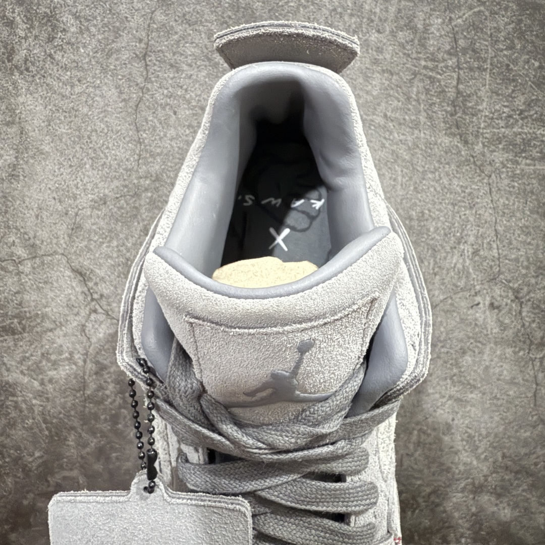 图片[8]-【原厂版本】KAWS x Air Jordan AJ4 \”Cool Grey\” 涂鸦联名酷灰 930155-003翻水经典  完美出货n顶级工艺复刻 无色差修正 夜光大底调试涂鸦、色卡与原版基本零差距 原厂麂皮定制高密度原厂电绣鞋面涂鸦 原盒原配原鞋拆解开发 原楦原纸板开发纯正四代版型 真实气垫 回弹反馈充足完美鞋楦打造 一切细节如图实拍 所见所得 原装头层皮冲裁Size：40 40.5 41 42 42.5 43 44 44.5 45 46 47.5 编码：DL480440-莆田鞋批发中心