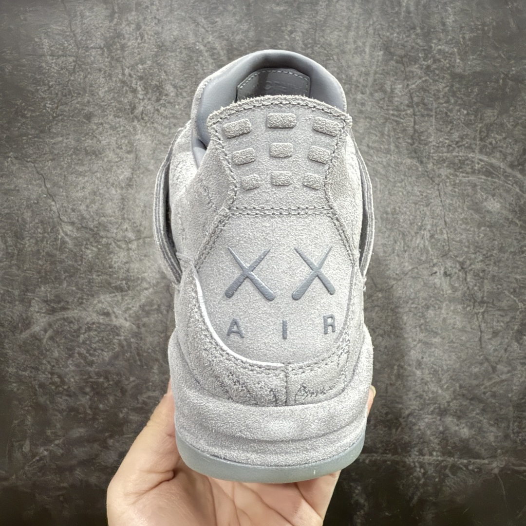 图片[4]-【原厂版本】KAWS x Air Jordan AJ4 \”Cool Grey\” 涂鸦联名酷灰 930155-003翻水经典  完美出货n顶级工艺复刻 无色差修正 夜光大底调试涂鸦、色卡与原版基本零差距 原厂麂皮定制高密度原厂电绣鞋面涂鸦 原盒原配原鞋拆解开发 原楦原纸板开发纯正四代版型 真实气垫 回弹反馈充足完美鞋楦打造 一切细节如图实拍 所见所得 原装头层皮冲裁Size：40 40.5 41 42 42.5 43 44 44.5 45 46 47.5 编码：DL480440-莆田鞋批发中心