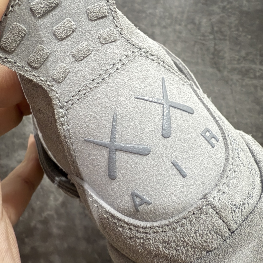 图片[2]-【原厂版本】KAWS x Air Jordan AJ4 \”Cool Grey\” 涂鸦联名酷灰 930155-003翻水经典  完美出货n顶级工艺复刻 无色差修正 夜光大底调试涂鸦、色卡与原版基本零差距 原厂麂皮定制高密度原厂电绣鞋面涂鸦 原盒原配原鞋拆解开发 原楦原纸板开发纯正四代版型 真实气垫 回弹反馈充足完美鞋楦打造 一切细节如图实拍 所见所得 原装头层皮冲裁Size：40 40.5 41 42 42.5 43 44 44.5 45 46 47.5 编码：DL480440-莆田鞋批发中心