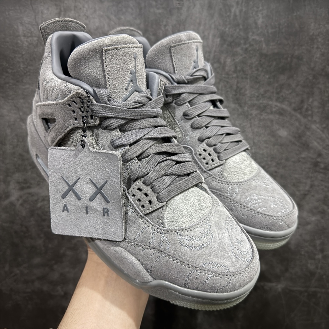 【原厂版本】KAWS x Air Jordan AJ4 \”Cool Grey\” 涂鸦联名酷灰 930155-003翻水经典  完美出货n顶级工艺复刻 无色差修正 夜光大底调试涂鸦、色卡与原版基本零差距 原厂麂皮定制高密度原厂电绣鞋面涂鸦 原盒原配原鞋拆解开发 原楦原纸板开发纯正四代版型 真实气垫 回弹反馈充足完美鞋楦打造 一切细节如图实拍 所见所得 原装头层皮冲裁Size：40 40.5 41 42 42.5 43 44 44.5 45 46 47.5 编码：DL480440-莆田鞋批发中心