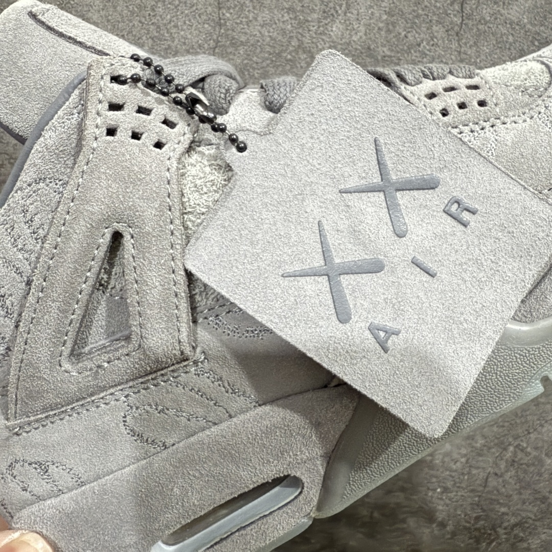 图片[3]-【原厂版本】KAWS x Air Jordan AJ4 \”Cool Grey\” 涂鸦联名酷灰 930155-003翻水经典  完美出货n顶级工艺复刻 无色差修正 夜光大底调试涂鸦、色卡与原版基本零差距 原厂麂皮定制高密度原厂电绣鞋面涂鸦 原盒原配原鞋拆解开发 原楦原纸板开发纯正四代版型 真实气垫 回弹反馈充足完美鞋楦打造 一切细节如图实拍 所见所得 原装头层皮冲裁Size：40 40.5 41 42 42.5 43 44 44.5 45 46 47.5 编码：DL480440-莆田鞋批发中心