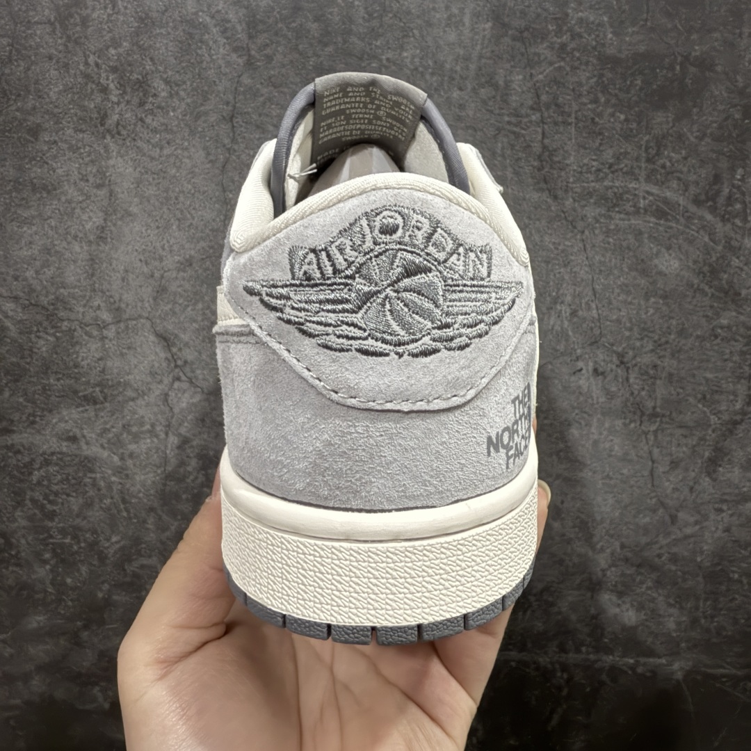 图片[4]-【定制版】Fragment x Travis Scott x 北面nAir Jordan 1 Low 三方联名倒钩n性价比原盒出货 全新的三方联名低帮倒钩鞋面延续了黑脚趾设计，整双鞋以全荔枝皮打造，腰身搭配白色「倒勾」，再点缀上Travis Scott 标志性的Logo，后跟处以藤原浩最拿手的蓝色为主色调，完善极具Fragment Design的白蓝黑设计风格，左右脚分别以Travis Scott鬼脸和乔丹飞翼加以修饰，彰显出三方联名的奢华格调。 官方货号：XS3086 008 Size：36 36.5 37.5 38 38.5 39 40 40.5 41 42 42.5 43 44 44.5 45   编码：HXS340360-莆田鞋批发中心