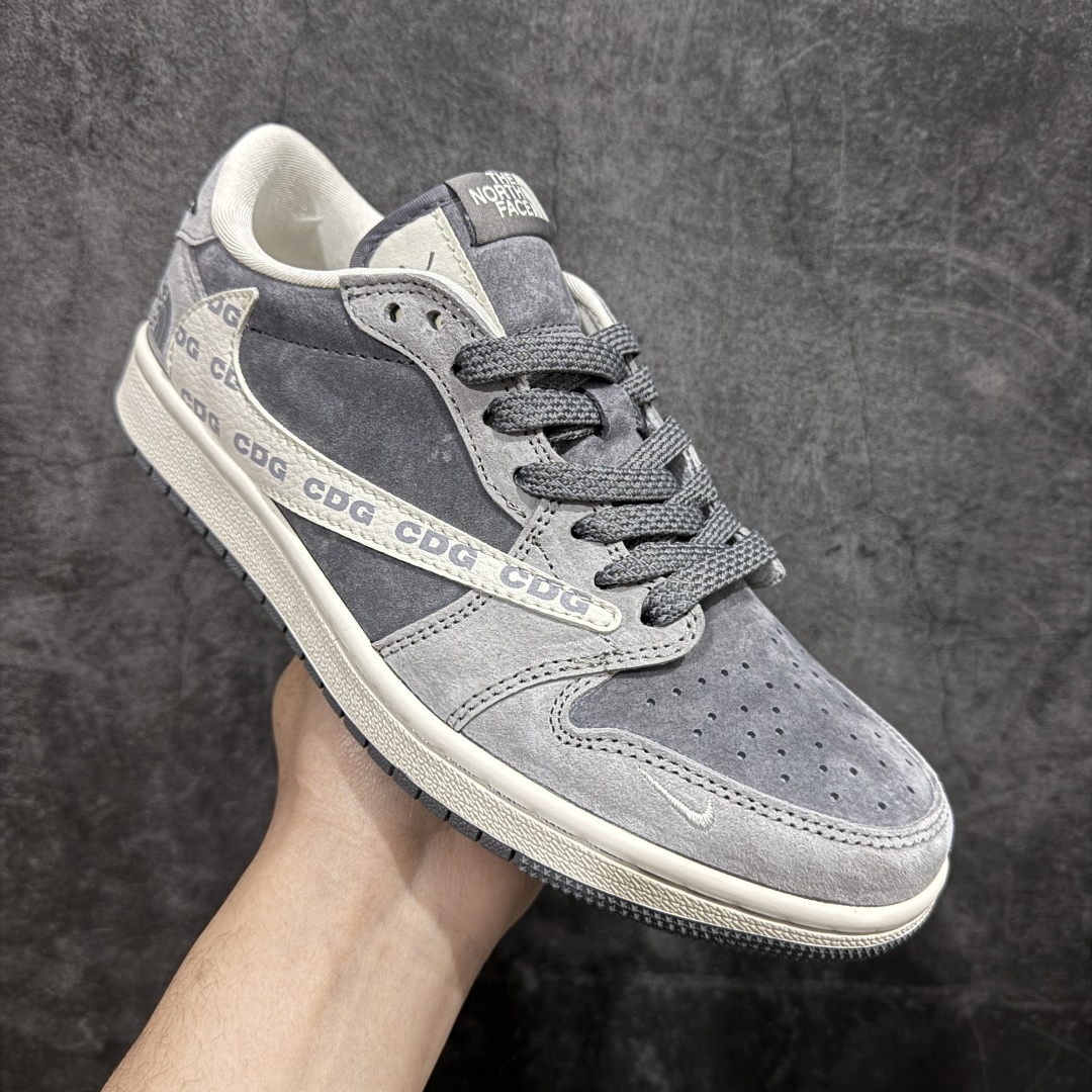 图片[3]-【定制版】Fragment x Travis Scott x 北面nAir Jordan 1 Low 三方联名倒钩n性价比原盒出货 全新的三方联名低帮倒钩鞋面延续了黑脚趾设计，整双鞋以全荔枝皮打造，腰身搭配白色「倒勾」，再点缀上Travis Scott 标志性的Logo，后跟处以藤原浩最拿手的蓝色为主色调，完善极具Fragment Design的白蓝黑设计风格，左右脚分别以Travis Scott鬼脸和乔丹飞翼加以修饰，彰显出三方联名的奢华格调。 官方货号：XS3086 008 Size：36 36.5 37.5 38 38.5 39 40 40.5 41 42 42.5 43 44 44.5 45   编码：HXS340360-莆田鞋批发中心