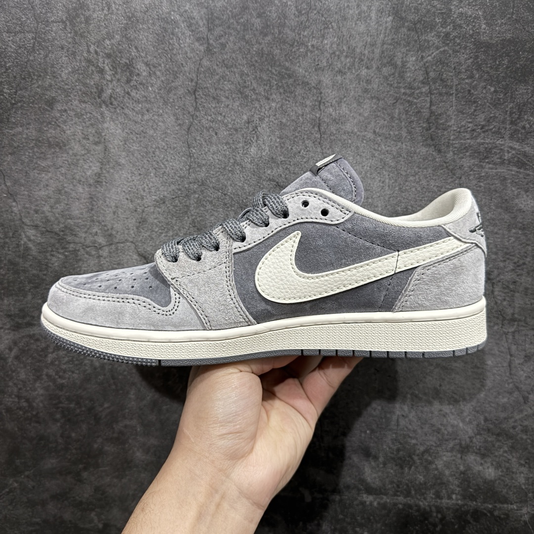 图片[2]-【定制版】Fragment x Travis Scott x 北面nAir Jordan 1 Low 三方联名倒钩n性价比原盒出货 全新的三方联名低帮倒钩鞋面延续了黑脚趾设计，整双鞋以全荔枝皮打造，腰身搭配白色「倒勾」，再点缀上Travis Scott 标志性的Logo，后跟处以藤原浩最拿手的蓝色为主色调，完善极具Fragment Design的白蓝黑设计风格，左右脚分别以Travis Scott鬼脸和乔丹飞翼加以修饰，彰显出三方联名的奢华格调。 官方货号：XS3086 008 Size：36 36.5 37.5 38 38.5 39 40 40.5 41 42 42.5 43 44 44.5 45   编码：HXS340360-莆田鞋批发中心