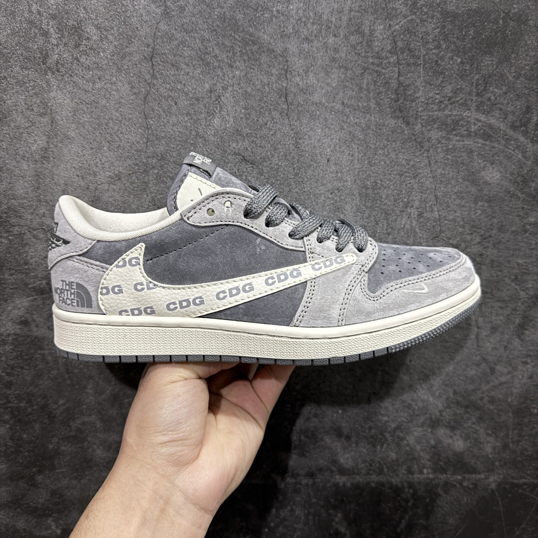 【定制版】Fragment x Travis Scott x 北面nAir Jordan 1 Low 三方联名倒钩n性价比原盒出货 全新的三方联名低帮倒钩鞋面延续了黑脚趾设计，整双鞋以全荔枝皮打造，腰身搭配白色「倒勾」，再点缀上Travis Scott 标志性的Logo，后跟处以藤原浩最拿手的蓝色为主色调，完善极具Fragment Design的白蓝黑设计风格，左右脚分别以Travis Scott鬼脸和乔丹飞翼加以修饰，彰显出三方联名的奢华格调。 官方货号：XS3086 008 Size：36 36.5 37.5 38 38.5 39 40 40.5 41 42 42.5 43 44 44.5 45   编码：HXS340360-莆田鞋批发中心