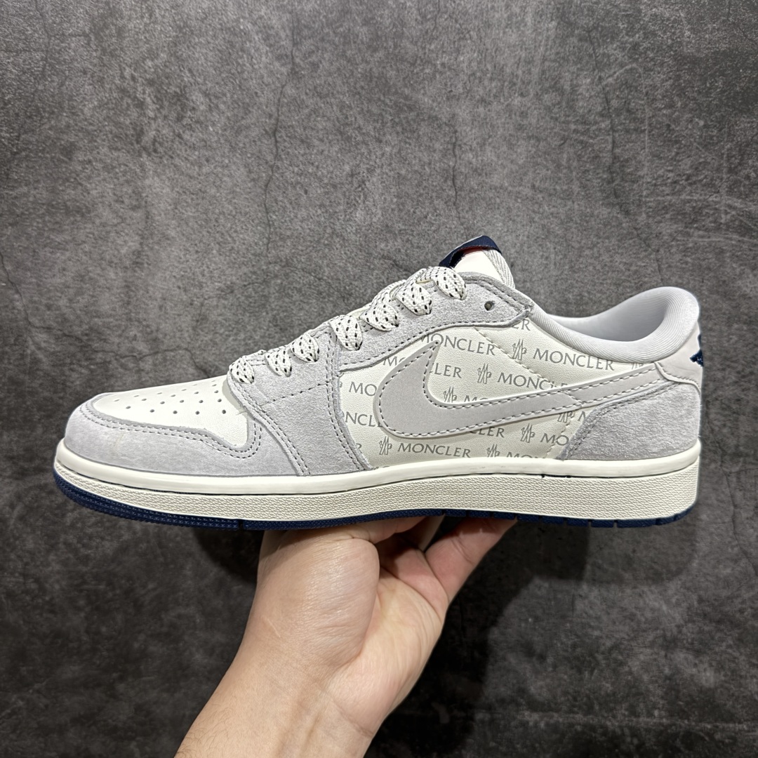 图片[2]-【定制版】Fragment x Travis Scott x MONCLERnAir Jordan 1 Low 三方联名倒钩性价比原盒出货 全新的三方联名低帮倒钩鞋面延续了黑脚趾设计，整双鞋以全荔枝皮打造，腰身搭配白色「倒勾」，再点缀上Travis Scott 标志性的Logo，后跟处以藤原浩最拿手的蓝色为主色调，完善极具Fragment Design的白蓝黑设计风格，左右脚分别以Travis Scott鬼脸和乔丹飞翼加以修饰，彰显出三方联名的奢华格调。 官方货号：AG3702 806 Size：36 36.5 37.5 38 38.5 39 40 40.5 41 42 42.5 43 44 44.5 45   编码：XS320340-莆田鞋批发中心