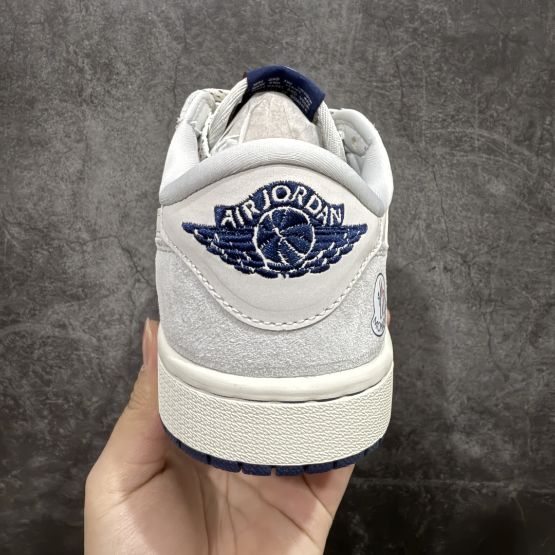 图片[4]-【定制版】Fragment x Travis Scott x MONCLERnAir Jordan 1 Low 三方联名倒钩性价比原盒出货 全新的三方联名低帮倒钩鞋面延续了黑脚趾设计，整双鞋以全荔枝皮打造，腰身搭配白色「倒勾」，再点缀上Travis Scott 标志性的Logo，后跟处以藤原浩最拿手的蓝色为主色调，完善极具Fragment Design的白蓝黑设计风格，左右脚分别以Travis Scott鬼脸和乔丹飞翼加以修饰，彰显出三方联名的奢华格调。 官方货号：AG3702 806 Size：36 36.5 37.5 38 38.5 39 40 40.5 41 42 42.5 43 44 44.5 45   编码：XS320340-莆田鞋批发中心