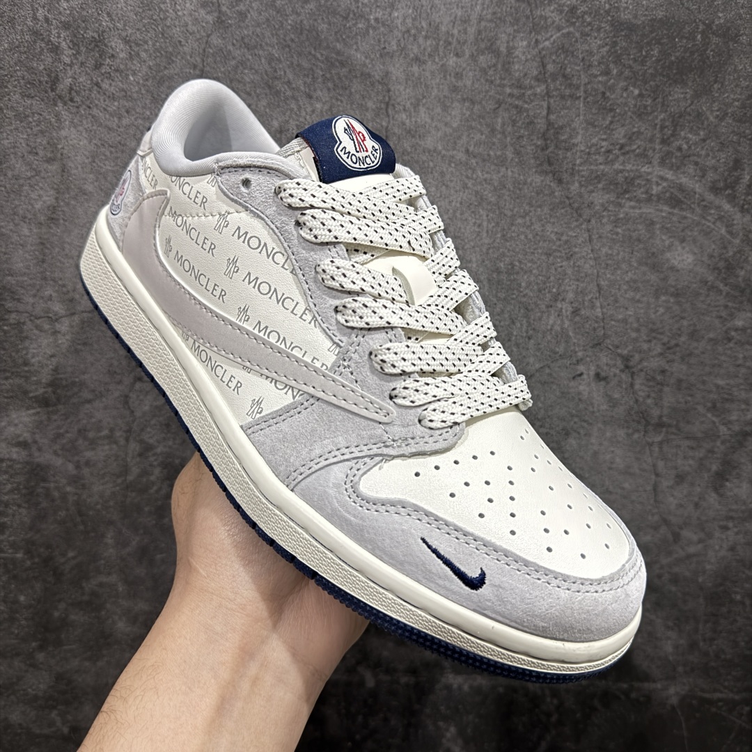 图片[3]-【定制版】Fragment x Travis Scott x MONCLERnAir Jordan 1 Low 三方联名倒钩性价比原盒出货 全新的三方联名低帮倒钩鞋面延续了黑脚趾设计，整双鞋以全荔枝皮打造，腰身搭配白色「倒勾」，再点缀上Travis Scott 标志性的Logo，后跟处以藤原浩最拿手的蓝色为主色调，完善极具Fragment Design的白蓝黑设计风格，左右脚分别以Travis Scott鬼脸和乔丹飞翼加以修饰，彰显出三方联名的奢华格调。 官方货号：AG3702 806 Size：36 36.5 37.5 38 38.5 39 40 40.5 41 42 42.5 43 44 44.5 45   编码：XS320340-莆田鞋批发中心