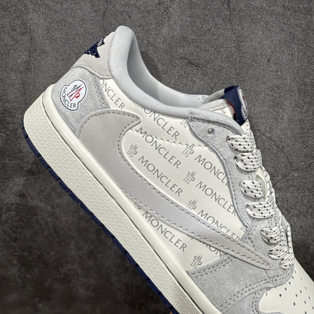 图片[7]-【定制版】Fragment x Travis Scott x MONCLERnAir Jordan 1 Low 三方联名倒钩性价比原盒出货 全新的三方联名低帮倒钩鞋面延续了黑脚趾设计，整双鞋以全荔枝皮打造，腰身搭配白色「倒勾」，再点缀上Travis Scott 标志性的Logo，后跟处以藤原浩最拿手的蓝色为主色调，完善极具Fragment Design的白蓝黑设计风格，左右脚分别以Travis Scott鬼脸和乔丹飞翼加以修饰，彰显出三方联名的奢华格调。 官方货号：AG3702 806 Size：36 36.5 37.5 38 38.5 39 40 40.5 41 42 42.5 43 44 44.5 45   编码：XS320340-莆田鞋批发中心