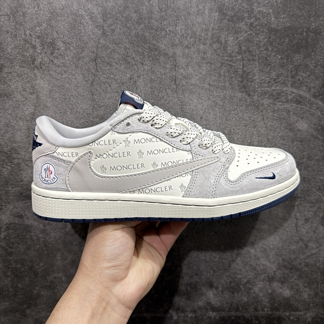 【定制版】Fragment x Travis Scott x MONCLERnAir Jordan 1 Low 三方联名倒钩性价比原盒出货 全新的三方联名低帮倒钩鞋面延续了黑脚趾设计，整双鞋以全荔枝皮打造，腰身搭配白色「倒勾」，再点缀上Travis Scott 标志性的Logo，后跟处以藤原浩最拿手的蓝色为主色调，完善极具Fragment Design的白蓝黑设计风格，左右脚分别以Travis Scott鬼脸和乔丹飞翼加以修饰，彰显出三方联名的奢华格调。 官方货号：AG3702 806 Size：36 36.5 37.5 38 38.5 39 40 40.5 41 42 42.5 43 44 44.5 45   编码：XS320340-莆田鞋批发中心