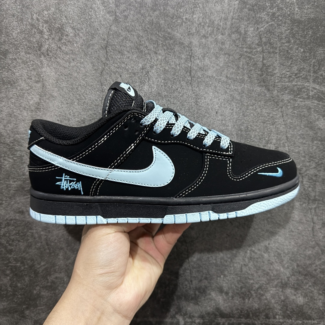 【定制版】Nk SB Dunk Low 斯图西系列-黑色蓝勾 周年高端定制 低帮休闲板鞋 KK1888-012 #定制鞋盒 大厂纯原品质出货 超高清洁度 皮料切割干净无任何毛边 细节完美  尺码：36-45（半） 编码：HXS240260-莆田鞋批发中心