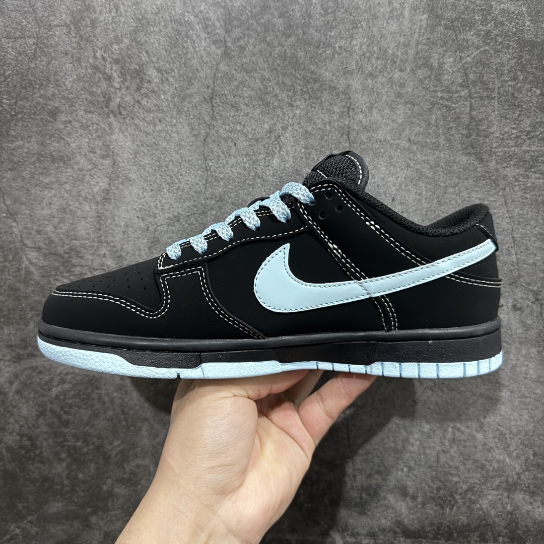 图片[2]-【定制版】Nk SB Dunk Low 斯图西系列-黑色蓝勾 周年高端定制 低帮休闲板鞋 KK1888-012 #定制鞋盒 大厂纯原品质出货 超高清洁度 皮料切割干净无任何毛边 细节完美  尺码：36-45（半） 编码：HXS240260-莆田鞋批发中心