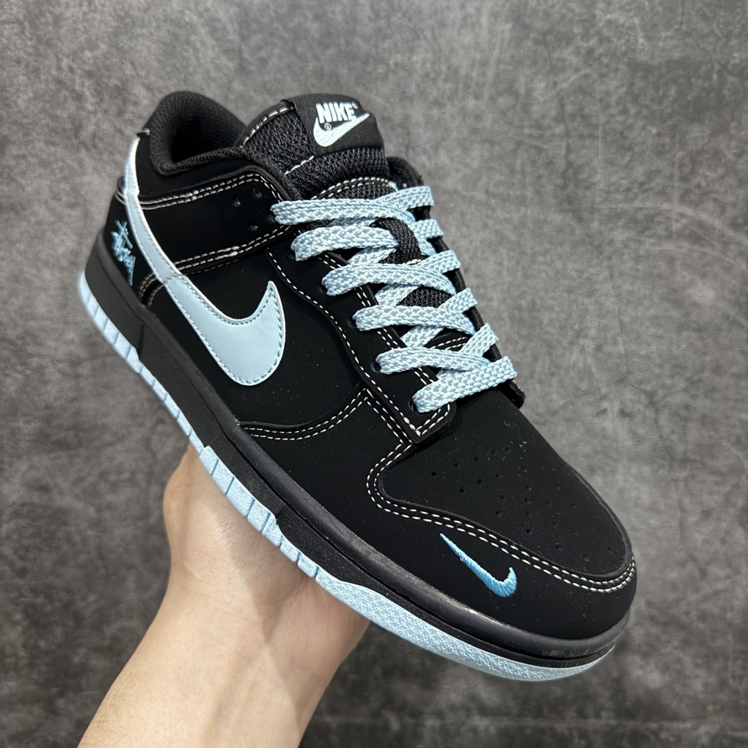 图片[3]-【定制版】Nk SB Dunk Low 斯图西系列-黑色蓝勾 周年高端定制 低帮休闲板鞋 KK1888-012 #定制鞋盒 大厂纯原品质出货 超高清洁度 皮料切割干净无任何毛边 细节完美  尺码：36-45（半） 编码：HXS240260-莆田鞋批发中心