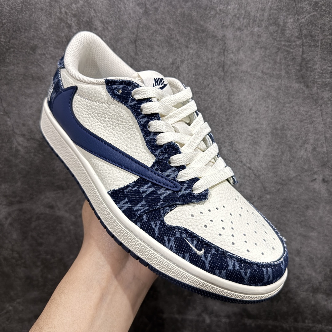 图片[3]-【定制版】Fragment x Travis Scott x MLBnAir Jordan 1 Low 三方联名倒钩性价比原盒出货 全新的三方联名低帮倒钩鞋面延续了黑脚趾设计，整双鞋以全荔枝皮打造，腰身搭配白色「倒勾」，再点缀上Travis Scott 标志性的Logo，后跟处以藤原浩最拿手的蓝色为主色调，完善极具Fragment Design的白蓝黑设计风格，左右脚分别以Travis Scott鬼脸和乔丹飞翼加以修饰，彰显出三方联名的奢华格调。 官方货号：DM7866 051 Size：36 36.5 37.5 38 38.5 39 40 40.5 41 42 42.5 43 44 44.5 45  编码：HXS340360-莆田鞋批发中心