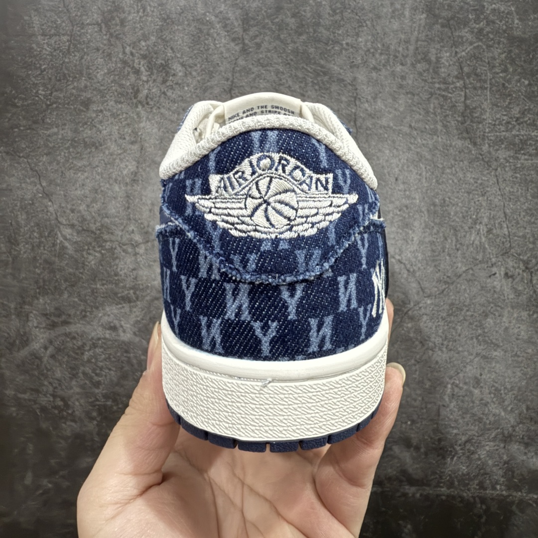 图片[4]-【定制版】Fragment x Travis Scott x MLBnAir Jordan 1 Low 三方联名倒钩性价比原盒出货 全新的三方联名低帮倒钩鞋面延续了黑脚趾设计，整双鞋以全荔枝皮打造，腰身搭配白色「倒勾」，再点缀上Travis Scott 标志性的Logo，后跟处以藤原浩最拿手的蓝色为主色调，完善极具Fragment Design的白蓝黑设计风格，左右脚分别以Travis Scott鬼脸和乔丹飞翼加以修饰，彰显出三方联名的奢华格调。 官方货号：DM7866 051 Size：36 36.5 37.5 38 38.5 39 40 40.5 41 42 42.5 43 44 44.5 45  编码：HXS340360-莆田鞋批发中心