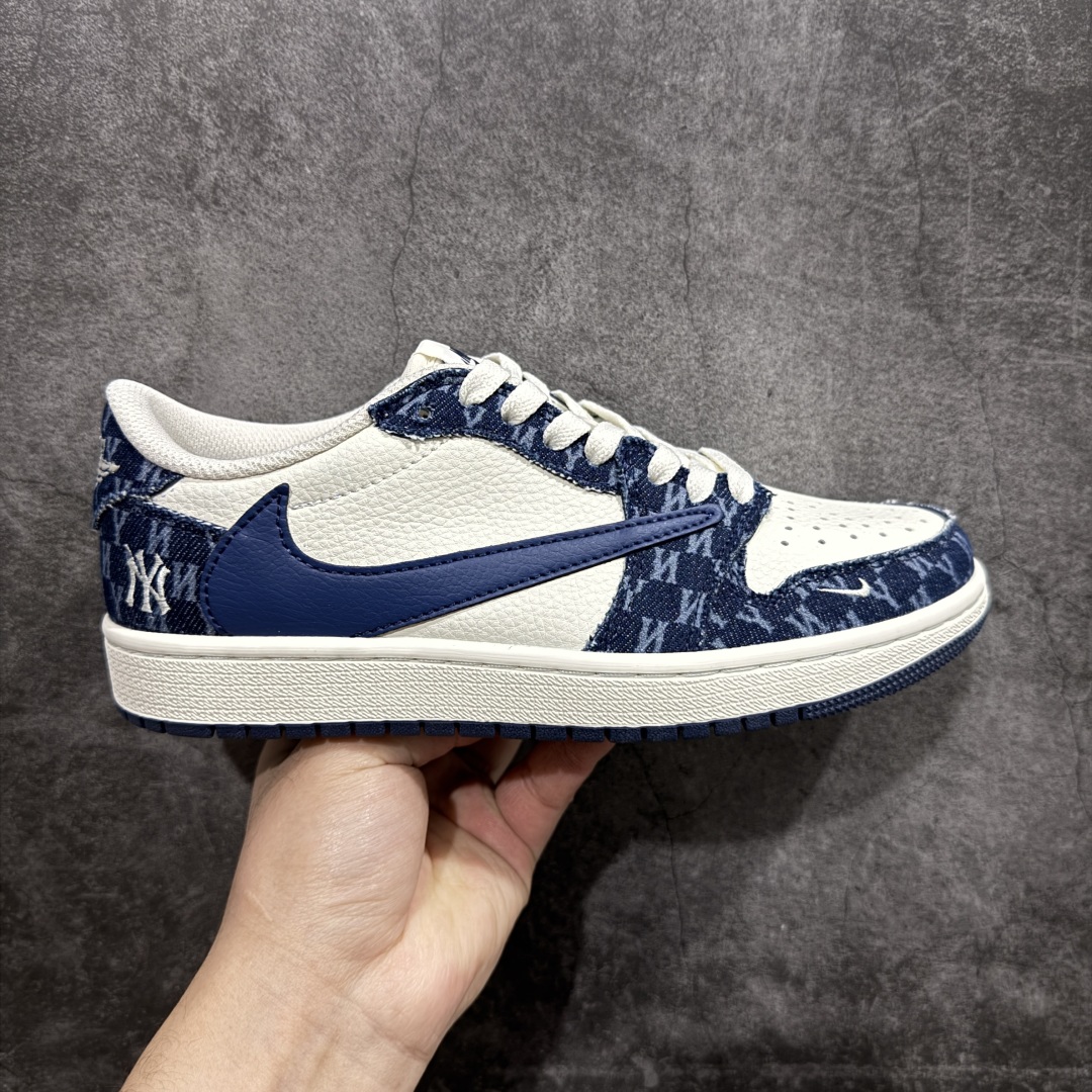 【定制版】Fragment x Travis Scott x MLBnAir Jordan 1 Low 三方联名倒钩性价比原盒出货 全新的三方联名低帮倒钩鞋面延续了黑脚趾设计，整双鞋以全荔枝皮打造，腰身搭配白色「倒勾」，再点缀上Travis Scott 标志性的Logo，后跟处以藤原浩最拿手的蓝色为主色调，完善极具Fragment Design的白蓝黑设计风格，左右脚分别以Travis Scott鬼脸和乔丹飞翼加以修饰，彰显出三方联名的奢华格调。 官方货号：DM7866 051 Size：36 36.5 37.5 38 38.5 39 40 40.5 41 42 42.5 43 44 44.5 45  编码：HXS340360-莆田鞋批发中心