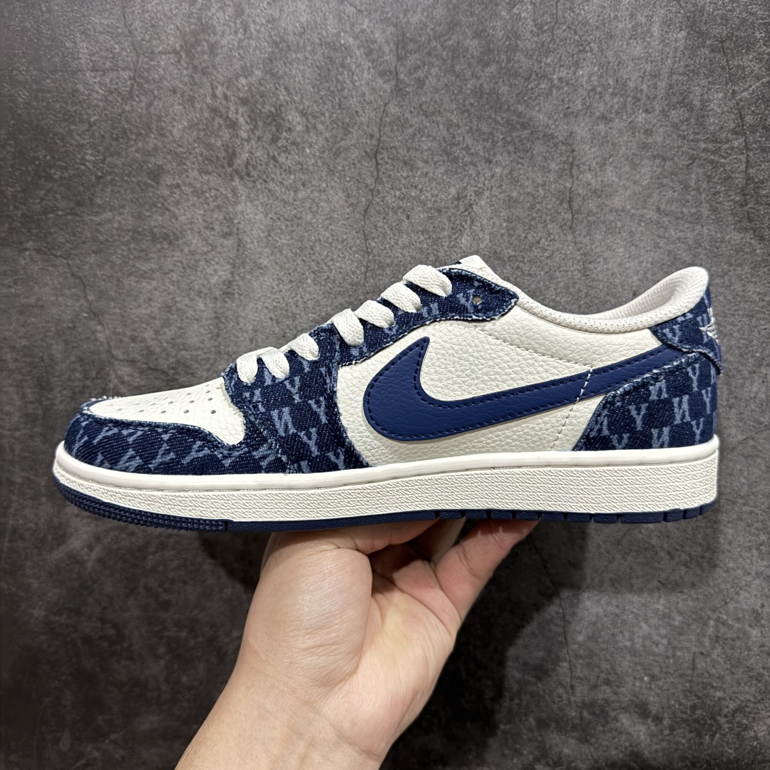 图片[2]-【定制版】Fragment x Travis Scott x MLBnAir Jordan 1 Low 三方联名倒钩性价比原盒出货 全新的三方联名低帮倒钩鞋面延续了黑脚趾设计，整双鞋以全荔枝皮打造，腰身搭配白色「倒勾」，再点缀上Travis Scott 标志性的Logo，后跟处以藤原浩最拿手的蓝色为主色调，完善极具Fragment Design的白蓝黑设计风格，左右脚分别以Travis Scott鬼脸和乔丹飞翼加以修饰，彰显出三方联名的奢华格调。 官方货号：DM7866 051 Size：36 36.5 37.5 38 38.5 39 40 40.5 41 42 42.5 43 44 44.5 45  编码：HXS340360-莆田鞋批发中心