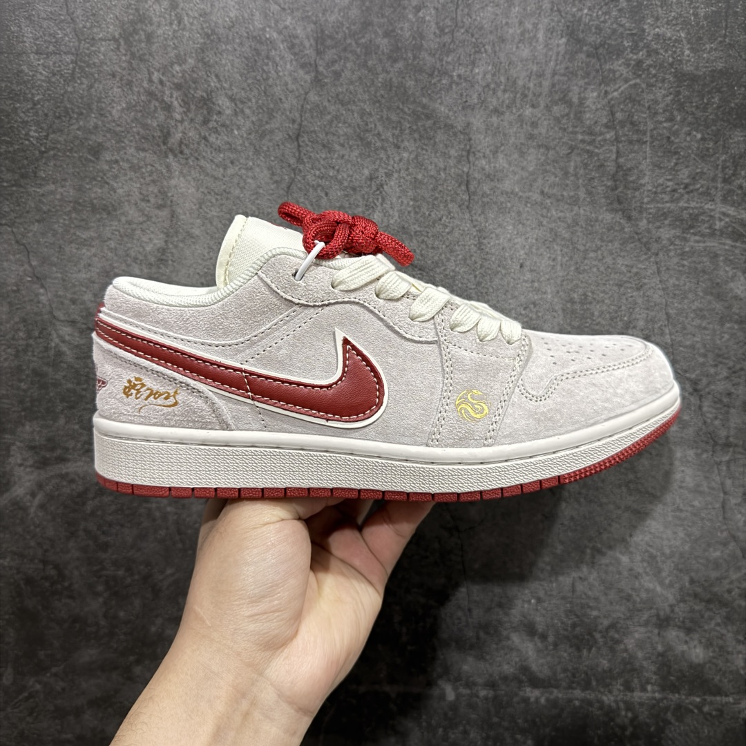 【定制版】Air Jordan 1 Retro Low 蛇年限定 灰红n官方同步新色 原装级产物n拒绝公底 立体鞋型 细节完美 高清洁度购置公司同步原材料 原汁原味 忠于原版 货号：XX3318 513n码数：36 36.5 37.5 38 38.5 39 40 40.5 41 42 42.5 43 44 44.5 45 编码：HXS340360-莆田鞋批发中心