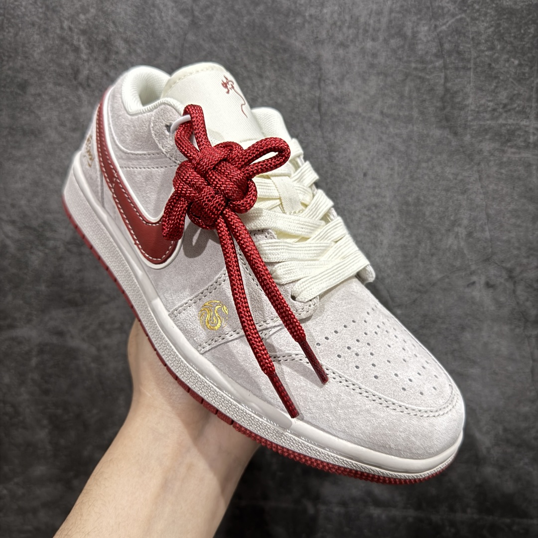 图片[3]-【定制版】Air Jordan 1 Retro Low 蛇年限定 灰红n官方同步新色 原装级产物n拒绝公底 立体鞋型 细节完美 高清洁度购置公司同步原材料 原汁原味 忠于原版 货号：XX3318 513n码数：36 36.5 37.5 38 38.5 39 40 40.5 41 42 42.5 43 44 44.5 45 编码：HXS340360-莆田鞋批发中心