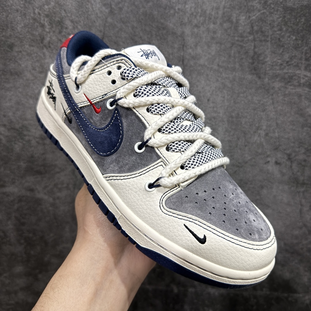 图片[3]-【定制版】Nk SB Dunk Low 斯图西联名 绑带米灰藏蓝勾 周年高端定制 低帮休闲板鞋 YX5066-236n定制鞋盒 大厂纯原品质出货 超高清洁度 皮料切割干净无任何毛边 细节完美  尺码：36 36.5 37.5 38 38.5 39 40 40.5 41 42 42.5 43 44 44.5 45 编码：HXS340360-莆田鞋批发中心