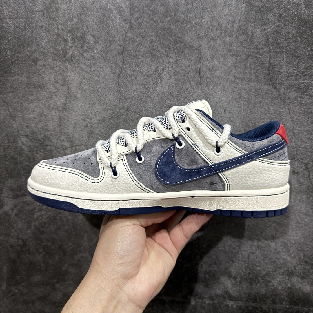 图片[2]-【定制版】Nk SB Dunk Low 斯图西联名 绑带米灰藏蓝勾 周年高端定制 低帮休闲板鞋 YX5066-236n定制鞋盒 大厂纯原品质出货 超高清洁度 皮料切割干净无任何毛边 细节完美  尺码：36 36.5 37.5 38 38.5 39 40 40.5 41 42 42.5 43 44 44.5 45 编码：HXS340360-莆田鞋批发中心