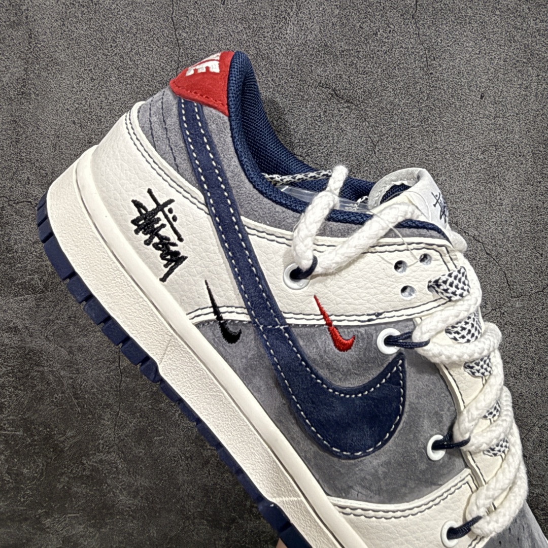 图片[7]-【定制版】Nk SB Dunk Low 斯图西联名 绑带米灰藏蓝勾 周年高端定制 低帮休闲板鞋 YX5066-236n定制鞋盒 大厂纯原品质出货 超高清洁度 皮料切割干净无任何毛边 细节完美  尺码：36 36.5 37.5 38 38.5 39 40 40.5 41 42 42.5 43 44 44.5 45 编码：HXS340360-莆田鞋批发中心