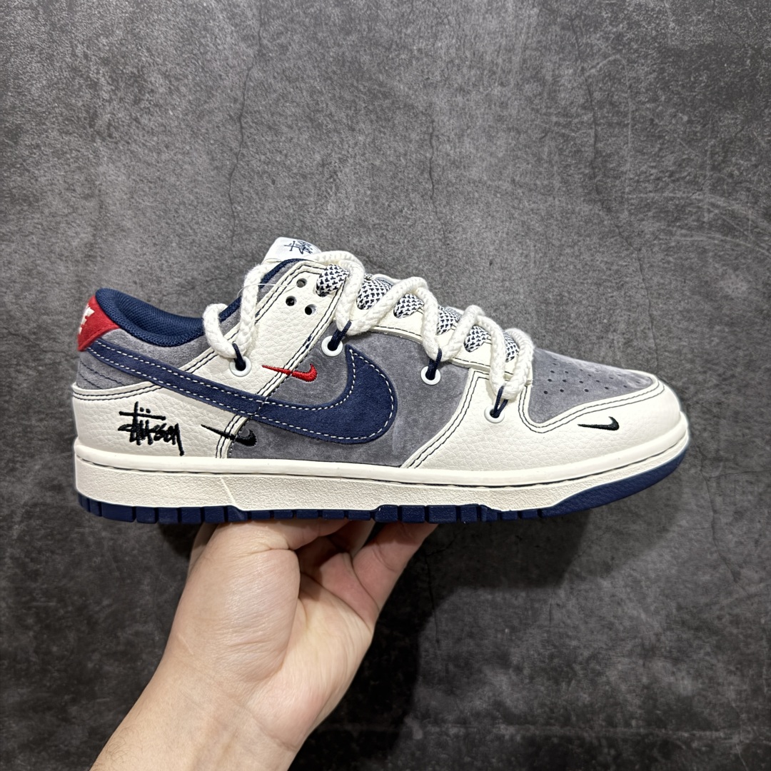 【定制版】Nk SB Dunk Low 斯图西联名 绑带米灰藏蓝勾 周年高端定制 低帮休闲板鞋 YX5066-236n定制鞋盒 大厂纯原品质出货 超高清洁度 皮料切割干净无任何毛边 细节完美  尺码：36 36.5 37.5 38 38.5 39 40 40.5 41 42 42.5 43 44 44.5 45 编码：HXS340360-莆田鞋批发中心