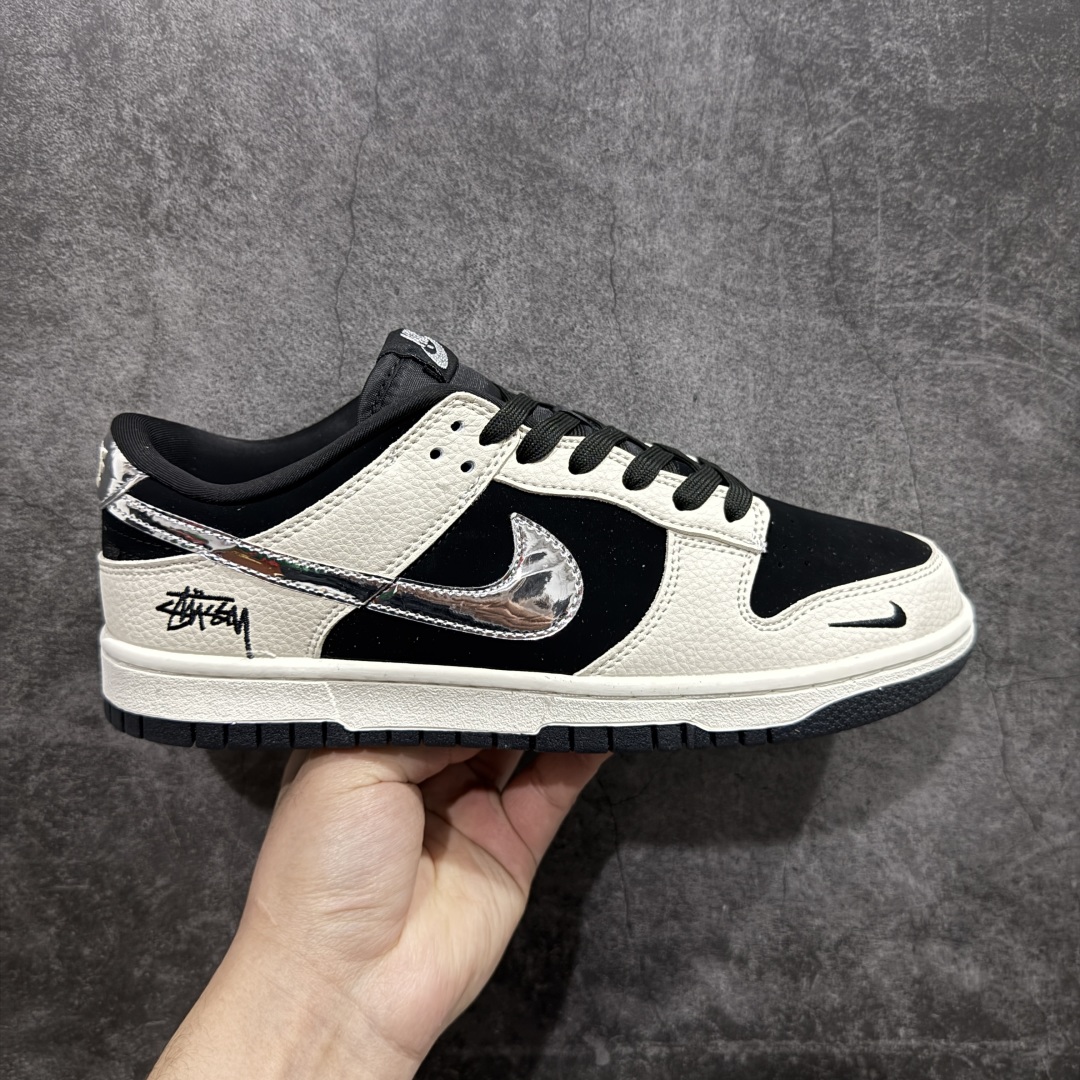 【定制版】Nk SB Dunk Low 斯图西系列 米黑银勾 周年高端定制 低帮休闲板鞋 KK1333-015n#定制鞋盒 大厂纯原品质出货 超高清洁度 皮料切割干净无任何毛边 细节完美  尺码：36 36.5 37.5 38 38.5 39 40 40.5 41 42 42.5 43 44 44.5 45 编码：HXS320340-莆田鞋批发中心