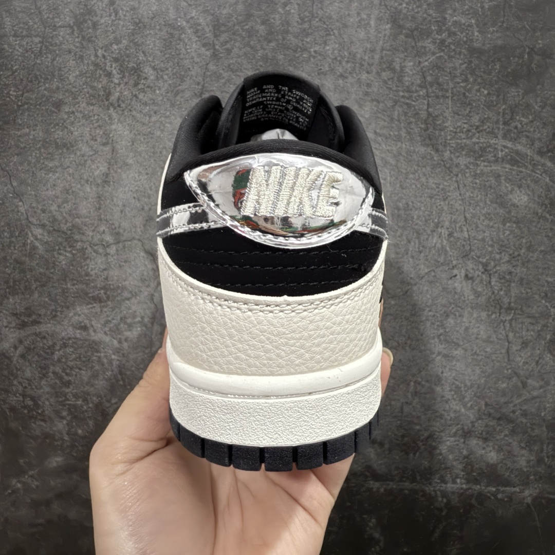 图片[4]-【定制版】Nk SB Dunk Low 斯图西系列 米黑银勾 周年高端定制 低帮休闲板鞋 KK1333-015n#定制鞋盒 大厂纯原品质出货 超高清洁度 皮料切割干净无任何毛边 细节完美  尺码：36 36.5 37.5 38 38.5 39 40 40.5 41 42 42.5 43 44 44.5 45 编码：HXS320340-莆田鞋批发中心