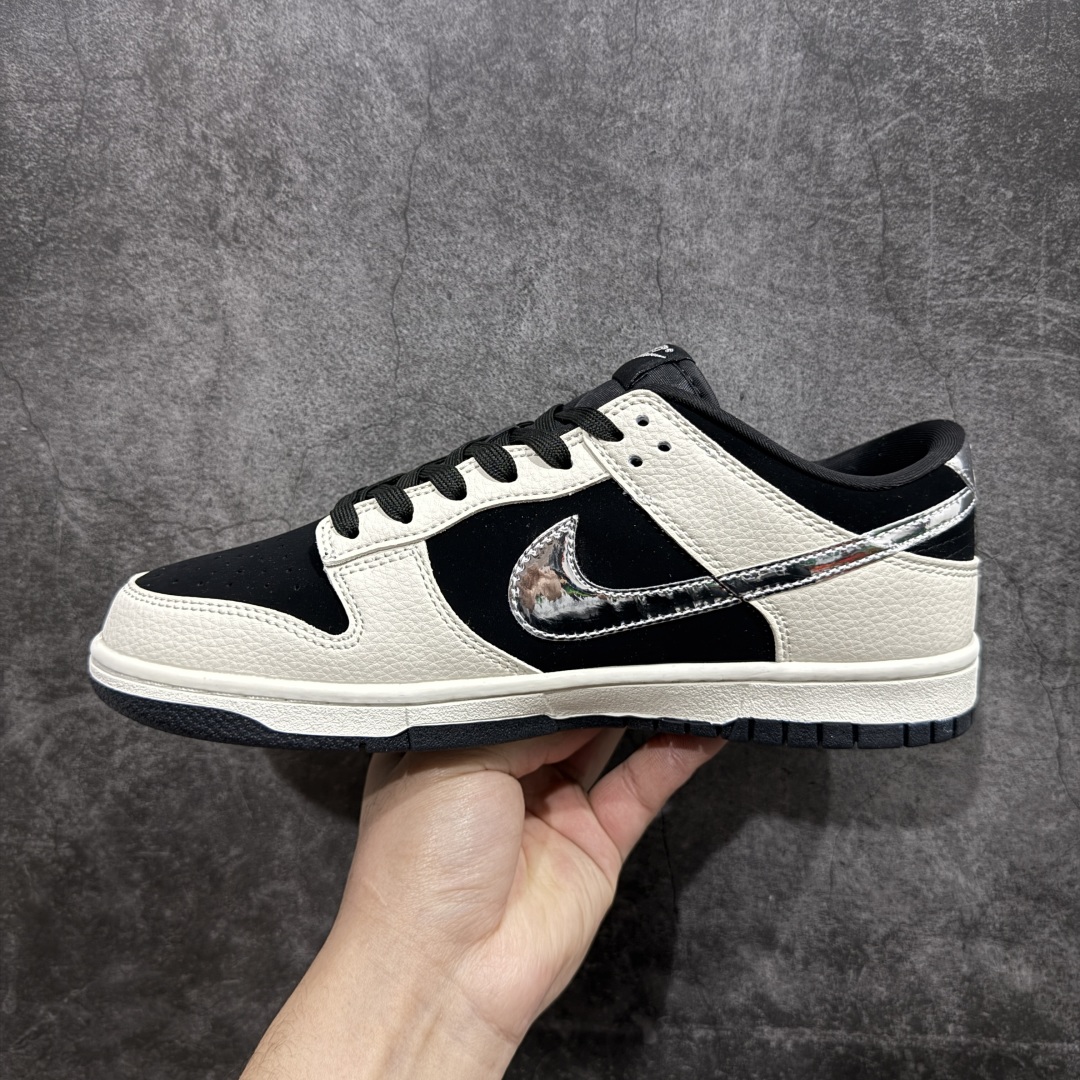 图片[2]-【定制版】Nk SB Dunk Low 斯图西系列 米黑银勾 周年高端定制 低帮休闲板鞋 KK1333-015n#定制鞋盒 大厂纯原品质出货 超高清洁度 皮料切割干净无任何毛边 细节完美  尺码：36 36.5 37.5 38 38.5 39 40 40.5 41 42 42.5 43 44 44.5 45 编码：HXS320340-莆田鞋批发中心