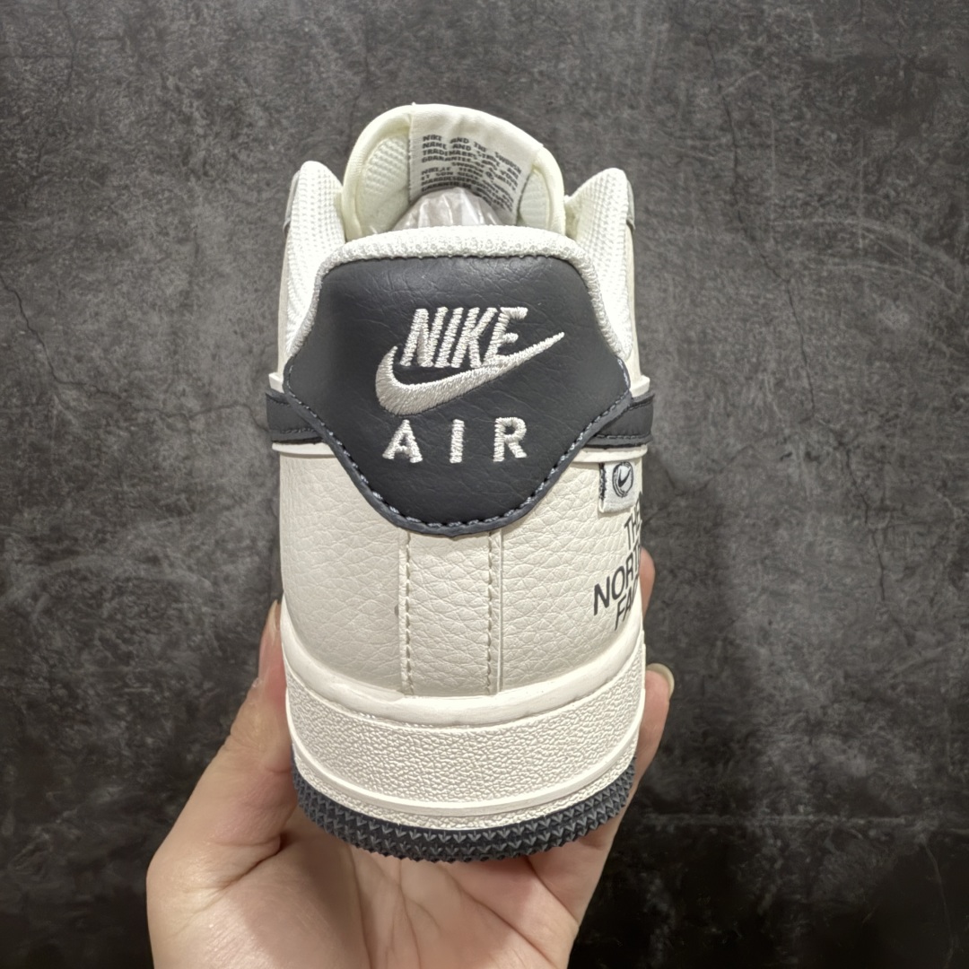 图片[4]-【定制版】海外限量发售！公司级NIke Air Force 1 \’07 Low “北面联名–米白灰勾灰底”空军一号 低帮 运动鞋 休闲鞋 折边针车 工艺难度大 原楦头原纸板 原装鞋盒 定制五金配件 内置全掌气垫 原厂鞋底货号：XZ6188-191 Size：36 36.5 37.5 38 38.5 39 40 40.5 41 42 42.5 43 44 44.5 45 编码：HXS310320-莆田鞋批发中心