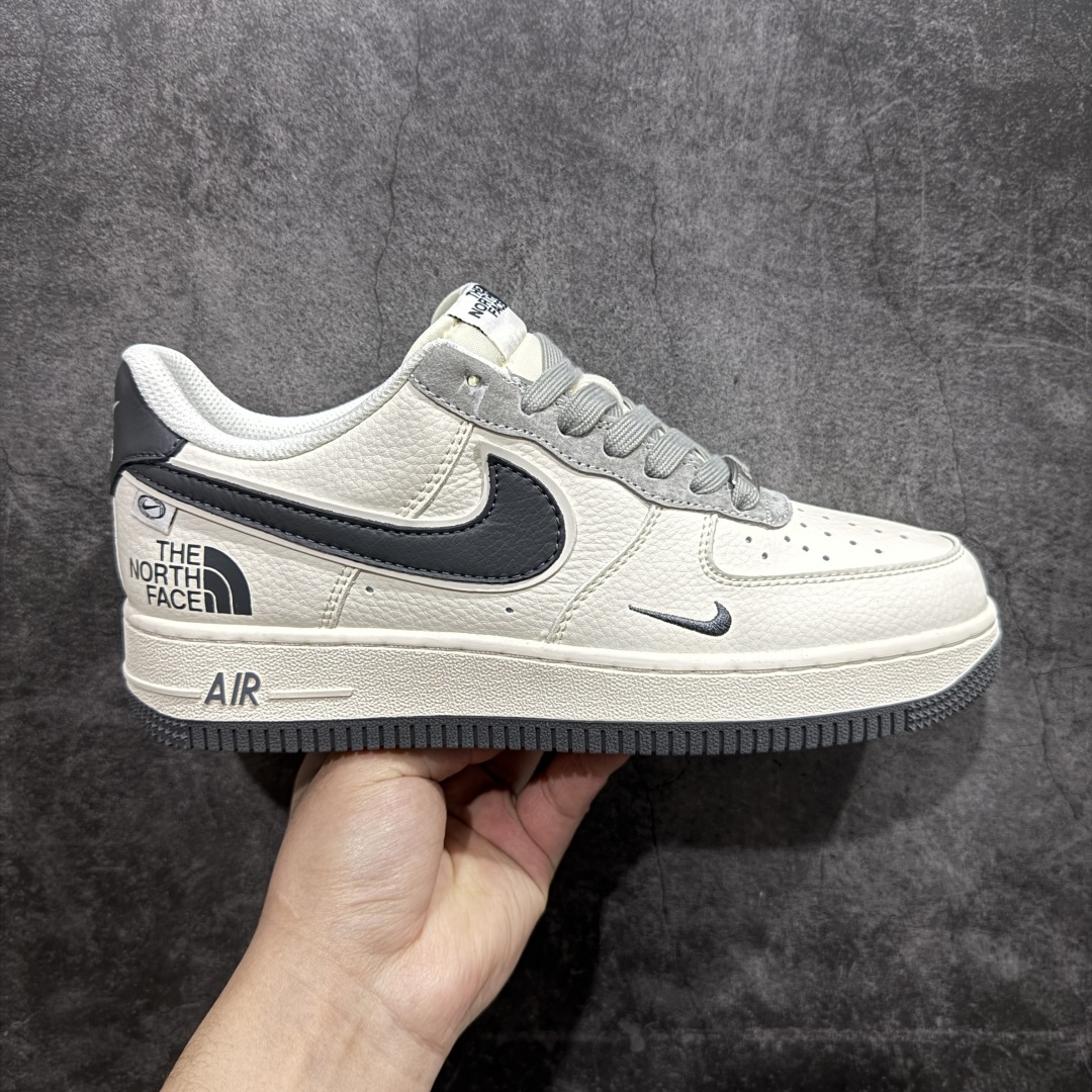 【定制版】海外限量发售！公司级NIke Air Force 1 \’07 Low “北面联名–米白灰勾灰底”空军一号 低帮 运动鞋 休闲鞋 折边针车 工艺难度大 原楦头原纸板 原装鞋盒 定制五金配件 内置全掌气垫 原厂鞋底货号：XZ6188-191 Size：36 36.5 37.5 38 38.5 39 40 40.5 41 42 42.5 43 44 44.5 45 编码：HXS310320-莆田鞋批发中心