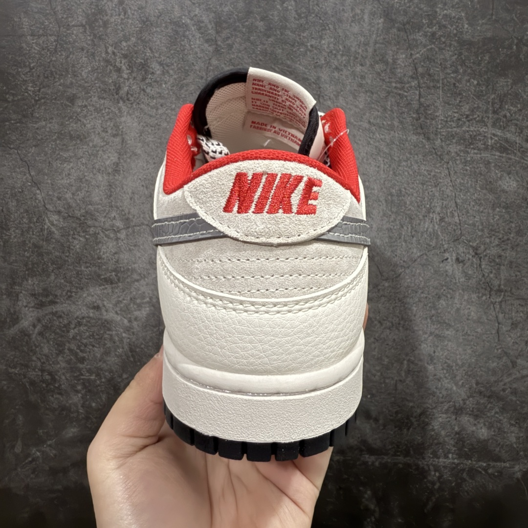 图片[4]-【定制版】NIKE SB Dunk Low 蛇年限定 米灰红小钩满天星n公司级出品 极力推荐n原装头层材料 独家版型蒸餾加工n帶來的是更好的视觉和脚感体验n大厂纯原品质出货 清洁度 电绣工艺皮料切割干净无任何毛边 细节完美官方货号：XX9931 031 尺码： 36 36.5 37.5 38 38.5 39 40 40.5 41 42 42.5 43 44 44.5 45 编码：CC280300-莆田鞋批发中心