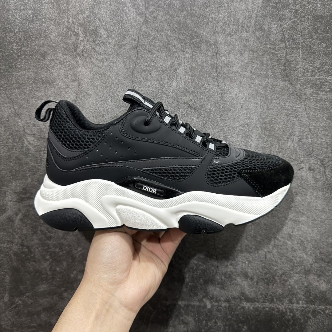 【广东纯原版本】Dior迪奥 Homme B22 Trainer Sneaker 系列复古厚底老爹风休闲运动慢跑鞋n配置专柜购物袋及配件(配置抗压快递外包牛皮纸壳 采用光滑牛皮革组合网织布面材质 正确吸汗网布贴合海玻璃CD压纹鞋垫独家开发TPU弹力中底组合TR光泽耐韧锯齿橡胶大底 这款单品从复古慢跑鞋汲取灵感 采用厚实的低帮设计 精选牛皮与网眼织物拼接鞋面 搭配黑白相间的刻花橡胶鞋底 侧面带有浮雕“CD”标志装饰n Size：38 39 40 41 42 43 44 45 46  编码：KH380400-莆田鞋批发中心