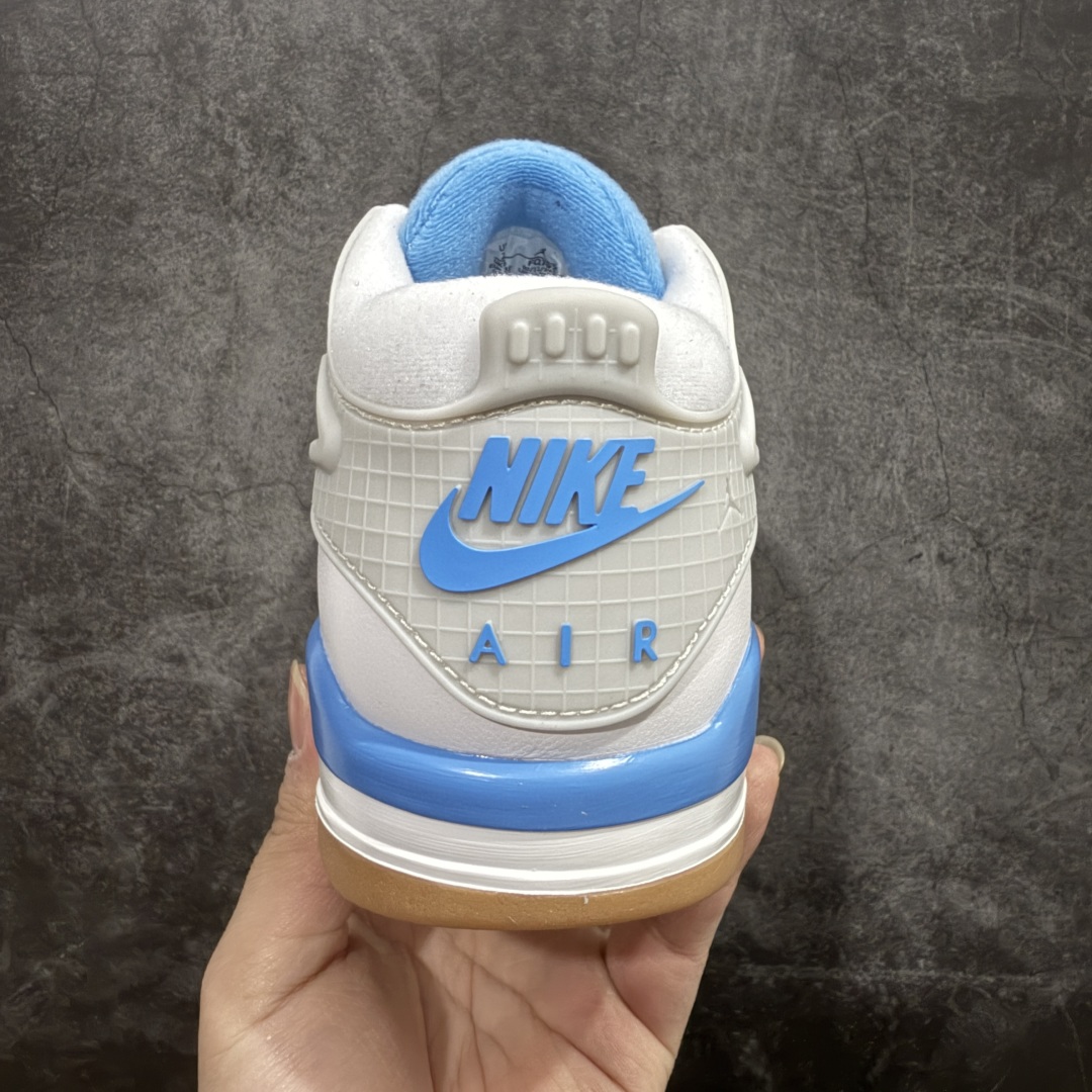 图片[4]-【纯原版】Air Jordan AJ4 RM 重置 重制版低帮复古篮球鞋 FQ7939-104nn采用了低帮的设计 并保留了众多AJ4的经典元素 鞋身以皮革、麂皮材质拼接打造 AJ4经典的TPU材质延伸至后跟 增强鞋款稳定性 而鞋身侧面的网格设计则被取消 尾部的NIKE AIR标志也得到保留 并同时带有飞人logo 中底部分同样搭载了可视AIR气垫 鞋底采用米白色中底和外底呈现 为整个设计收尾SIZE：36 36.5 37.5 38 38.5 39 40 40.5 41 42 42.5 43 44 44.5 45 46 47.5 编码：SL300320-莆田鞋批发中心