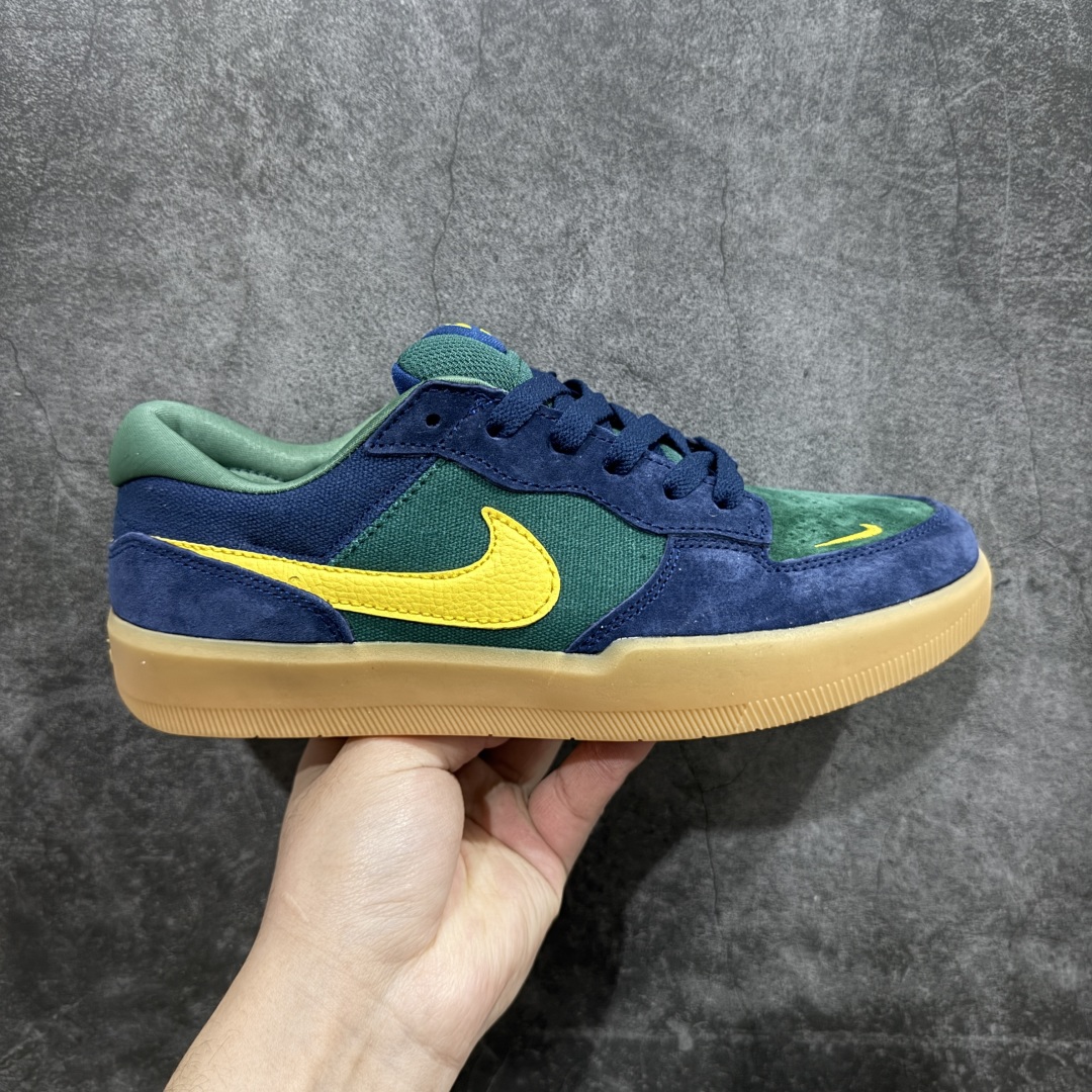 【公司级】Nike SB Force 58 全新配色n原厂楦头批次 独家首发‼️是一款将前沿创新带入街头的单品，它具有硫化杯底，具有出色的耐用性和灵活性。使用帆布和绒面革，在饰面上放置通风口，它自始至终都融入了传统篮球风格，此次配色迎入，小闪电和芝加哥的风格，重新打造鞋款 货号：DV5477-402 尺码：36 36.5 37.5 38 38.5 39 40 40.5 41 42 42.5 43 44 45 编码：YX200220-莆田鞋批发中心