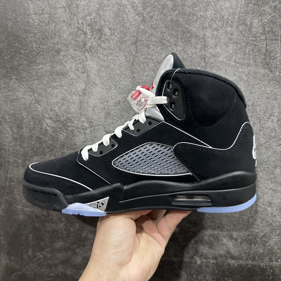 图片[2]-【莞顶Ljr特供】Air Jordan AJ5 “Black Metallic Reimagined” 黑银 HF3975-001全新改良批次 圈内最强倒钩系列n高端零售裸鞋圈特供批次 SZ原厂全套原楦原纸板冲刀磨具开发原厂皮料加持 原厂港宝加持定型后跟R度完美 同源原厂电绣 飞翼针数密度立体效果一致 百分百一致原鞋 原厂拉帮工艺 针距密度一致 后跟弧度收口自然不对折 极致一眼正品既视感 进口玻璃冲刀皮料裁剪零毛边 全鞋电脑针车工艺 品控清洁度最高QC检验标准 免检产品 原厂订购鞋盒、鞋标、防尘纸、鞋撑、鞋带 追求极致的原厂味道SIZE：40.5 41 42 42.5 43 44 44.5 45 45.5 46 47.5 48.5 编码：LJQ510540-莆田鞋批发中心