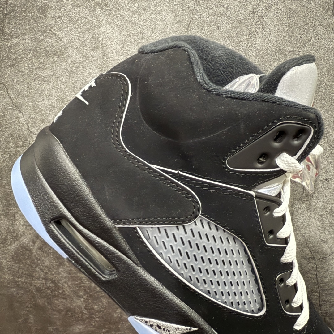 图片[7]-【莞顶Ljr特供】Air Jordan AJ5 “Black Metallic Reimagined” 黑银 HF3975-001全新改良批次 圈内最强倒钩系列n高端零售裸鞋圈特供批次 SZ原厂全套原楦原纸板冲刀磨具开发原厂皮料加持 原厂港宝加持定型后跟R度完美 同源原厂电绣 飞翼针数密度立体效果一致 百分百一致原鞋 原厂拉帮工艺 针距密度一致 后跟弧度收口自然不对折 极致一眼正品既视感 进口玻璃冲刀皮料裁剪零毛边 全鞋电脑针车工艺 品控清洁度最高QC检验标准 免检产品 原厂订购鞋盒、鞋标、防尘纸、鞋撑、鞋带 追求极致的原厂味道SIZE：40.5 41 42 42.5 43 44 44.5 45 45.5 46 47.5 48.5 编码：LJQ510540-莆田鞋批发中心